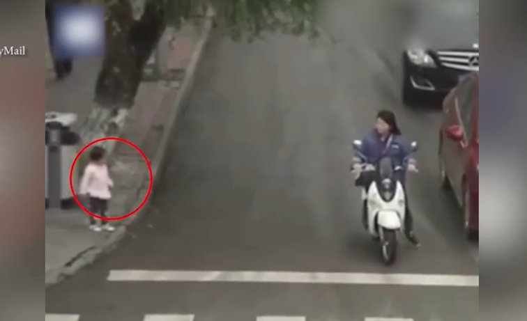 Imaginea articolului VIDEO Imagini care te ţin cu sufletul la gură! Clipe de groază pentru o fetiţă care a fugit pe o stradă plină de maşini. Este un miracol că a supravieţuit?