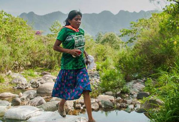 Imaginea articolului FOTO O femeie din Mexic a câştigat un ultramaraton de 50 de km, purtând o fustă şi saboţi de cauciuc