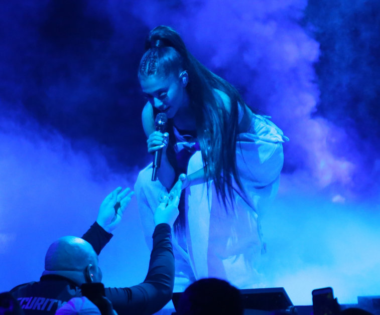 Imaginea articolului VIDEO Ariana Grande susţine concertul caritabil pentru victimele atacului din Manchester. Poliţia din Marea Britanie, în alertă maximă pentru securitatea celor 50.000 de fani