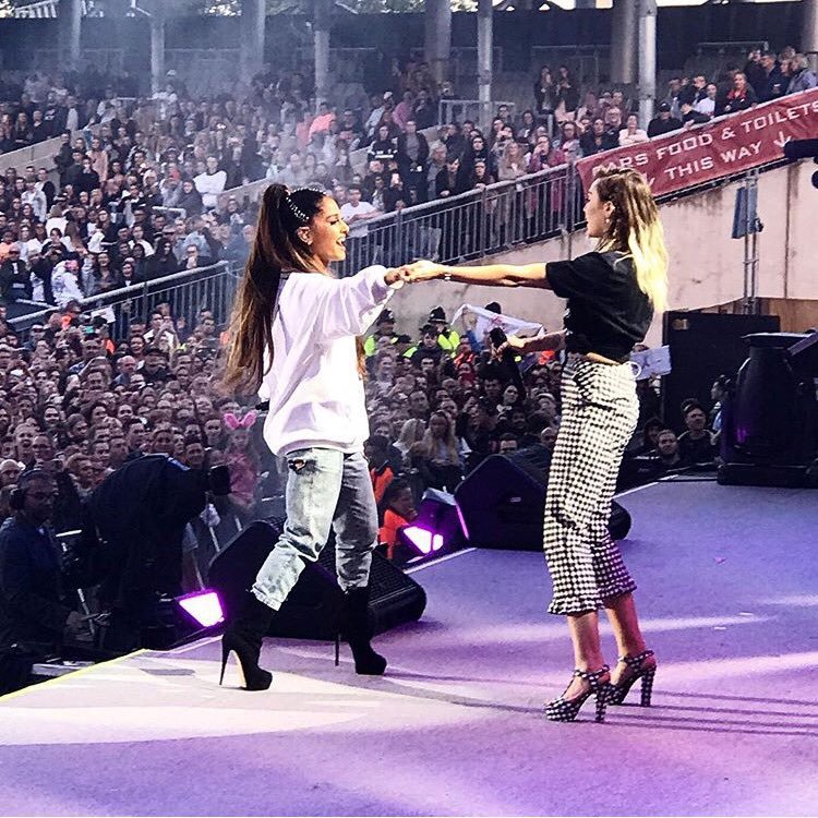 Imaginea articolului FOTO, VIDEO Concertul caritabil al Arianei Grande: Sumă-record pentru victimele atacului din Manchester, Justin Bieber în lacrimi, emoţie pe scenă şi omagii aduse celor care au murit