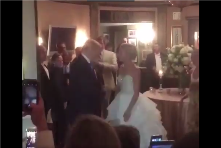 Imaginea articolului VIDEO Donald Trump şi-a făcut apariţia neanunţat la o nuntă din New Jersey, organizată la clubul său. Ce reacţie au avut mirii şi invitaţii