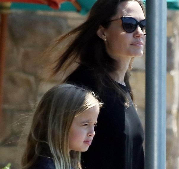 Imaginea articolului Angelina Jolie, la cumpărături alături de fiica sa, Vivienne. Actriţa a cumpărat o casă de 25 milioane dolari în Los Feliz, aproape de cea a lui Brad Pitt