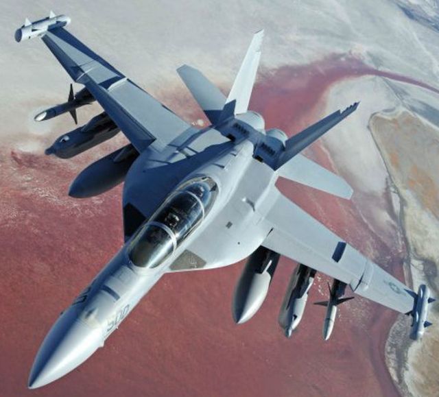 Imaginea articolului Echipajul unui avion militar american a fost suspendat după ce a desenat pe cer un penis uriaş | FOTO