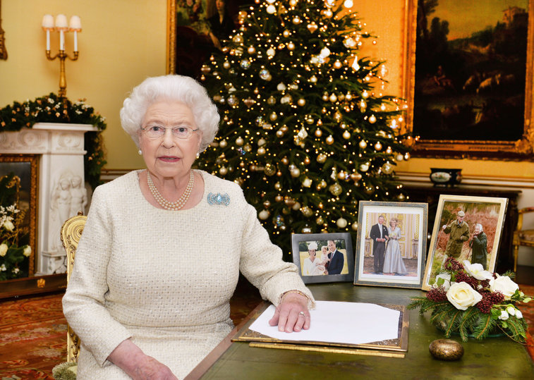 Imaginea articolului Ce cadouri le oferă de Crăciun Regina Elisabeta angajaţilor săi | FOTO