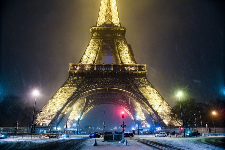 Imaginea articolului IMAGINILE ZILEI Turnul Eiffel din Paris este lovit de trăsnet, în timpul unei furtuni