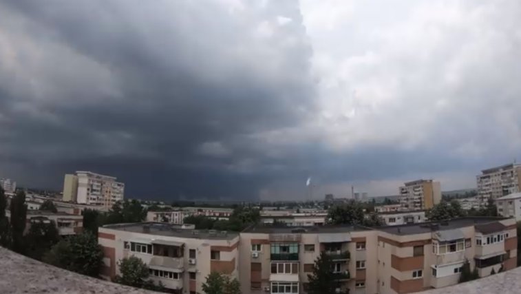 Imaginea articolului Fenomen potenţial periculos la Craiova: Nori de cenuşă de la o termocentrală, purtaţi de vânt peste gospodăriile din apropiere/ Reacţia autorităţilor | VIDEO