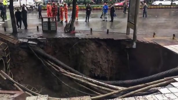Imaginea articolului Un crater produs subit în asfalt a înghiţit patru persoane. Doi oameni au murit, iar alţi doi sunt dispăruţi | VIDEO