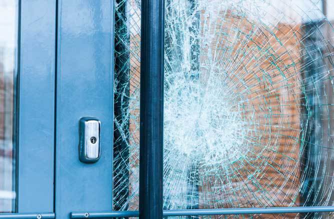 Imaginea articolului O femeie a spart uşa de sticlă a unui magazin cu ceva neobişnuit, în plină zi. Mai târziu s-a aflat că obiectul folosit era furat | VIDEO