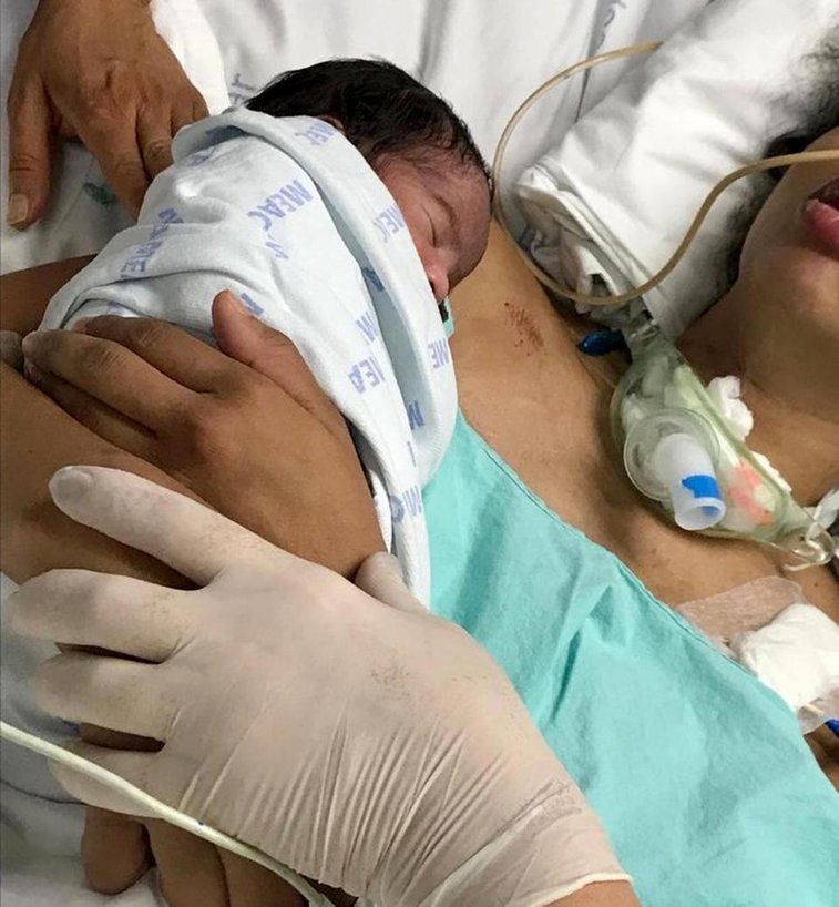 Imaginea articolului Cazul emoţionant al unei femei care s-a trezit din comă după ce i-a fost pus pe piept bebeluşul ei