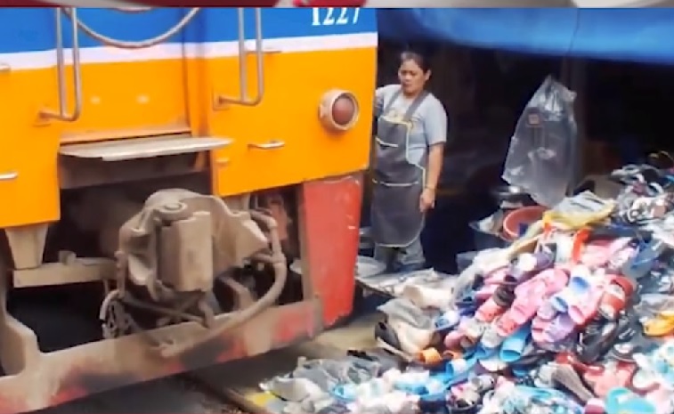 Imaginea articolului IMAGINILE ZILEI: O zi normală în Thailanda. Un tren trece direct prin mijlocul unei pieţe