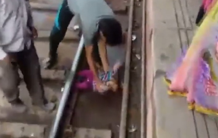 Imaginea articolului IMAGINILE ZILEI: Un copil supravieţuieşte ca prin minune după ce este scăpat pe şinele unui tren din Mathura, India