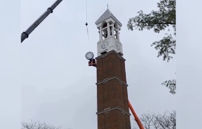 Imaginea articolului IMAGINILE ZILEI: Un ceas imens este scăpat din turnul unei universităţi din Indiana. Echipa de reparatori supravieţuieşte ca prin minune