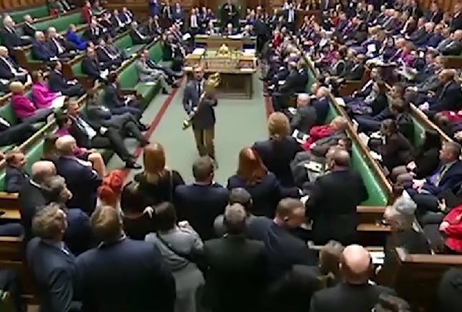 Imaginea articolului IMAGINILE ZILEI: Un membru al Parlamentului britanic, dat afară din şedinţă după ce a vrut să plece cu sceptrul ceremonial