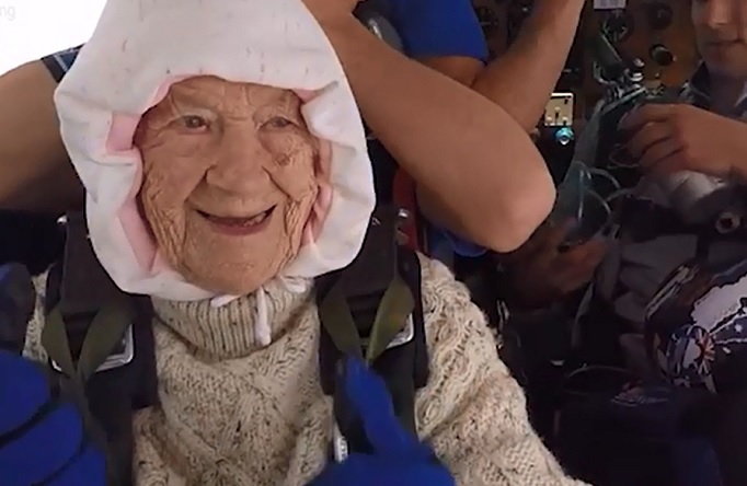Imaginea articolului IMAGINILE ZILEI: La 102 ani, o femeie din Australia sare cu paraşuta