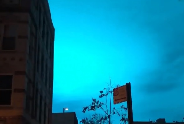 Imaginea articolului IMAGINILE ZILEI: O explozie la o staţie electrică din New York, motiv de panică pentru martori. "Este o invazie extraterestră?"