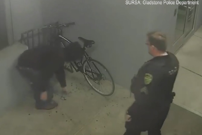 Imaginea articolului IMAGINILE ZILEI: Un bărbat a încercat să fure o bicicletă din faţa unei secţii de poliţie. Credeţi că a reuşit?