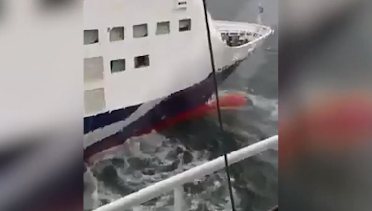 Imaginea articolului IMAGINILE ZILEI: Două feriboturi se ciocnesc în portul Olbia, Sardinia, din cauza vântului puternic