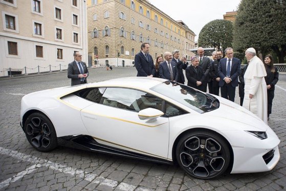 Imaginea articolului Un Lamborghini, binecuvântat de papa Francisc, poate fi câştigat pentru doar 10 dolari