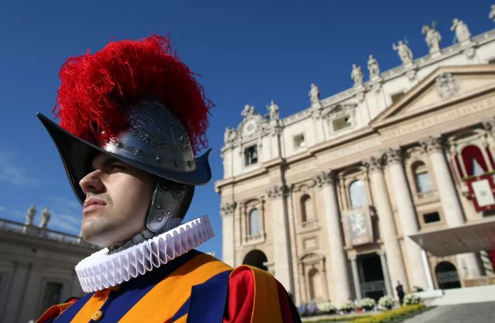 Imaginea articolului Schimbare importantă la Vatican: Gărzile elveţiene ale Papei vor purta de acum încolo coifuri printate 3D | FOTO