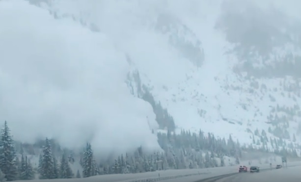 Imaginea articolului IMAGINILE ZILEI: O avalanşă puternică a dus la blocarea unei autostrăzi din Colorado, SUA