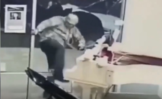 Imaginea articolului IMAGINILE ZILEI: Un bărbat jefuieşte un magazin cu instrumente muzicale pentru a fura un...Mickey Mouse