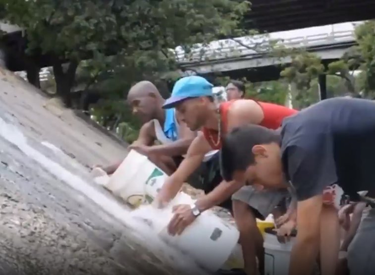 Imaginea articolului IMAGINILE ZILEI: Criza din Venezuela se răsfrânge şi asupra apei. Oamenii se luptă pe apa de la canalizare, iar la robinet curge un lichid negru