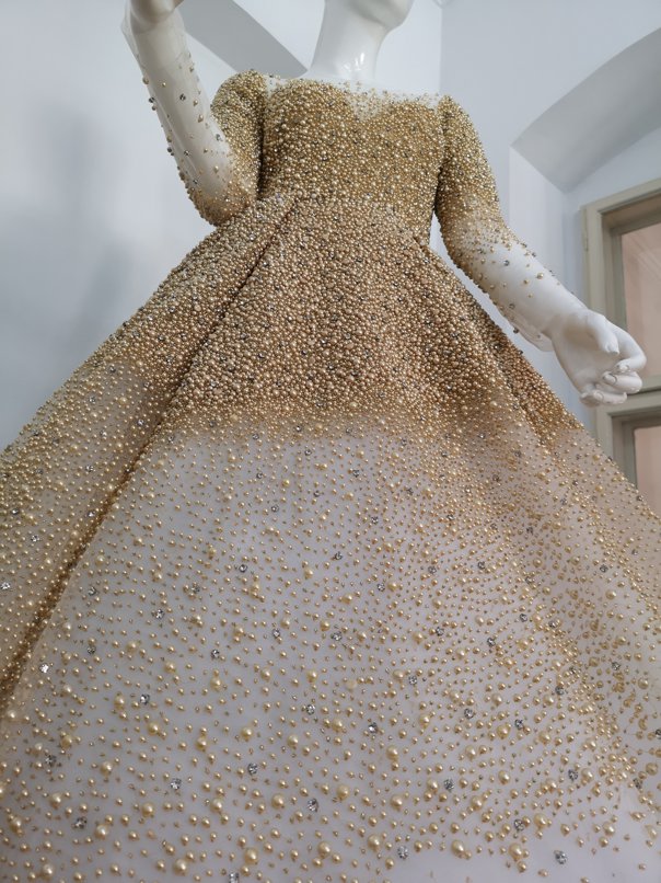 Fatal packet I'm proud Apariţie SPECTACULOASĂ pentru orice mireasă: O rochie unicat, care  cântăreşte 10 kilograme, a fost brodată manual cu mii de perle | FOTO