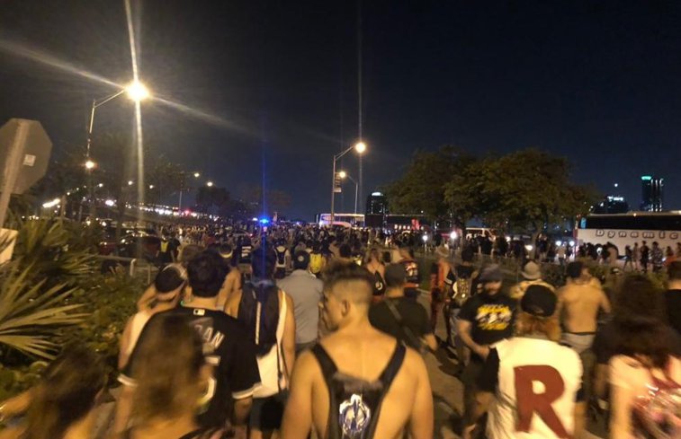 Imaginea articolului IMAGINILE ZILEI: Peste 80.000 de participanţi la un festival de muzică din Miami, nevoiţi să plece de la eveniment pe jos. Au mers mai bine de o oră