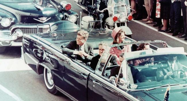 Imaginea articolului Ultimul autograf acordat de fostul preşedinte american John F. Kennedy, cu DOUĂ ore înainte de a fi asasinat, scos la licitaţie | FOTO