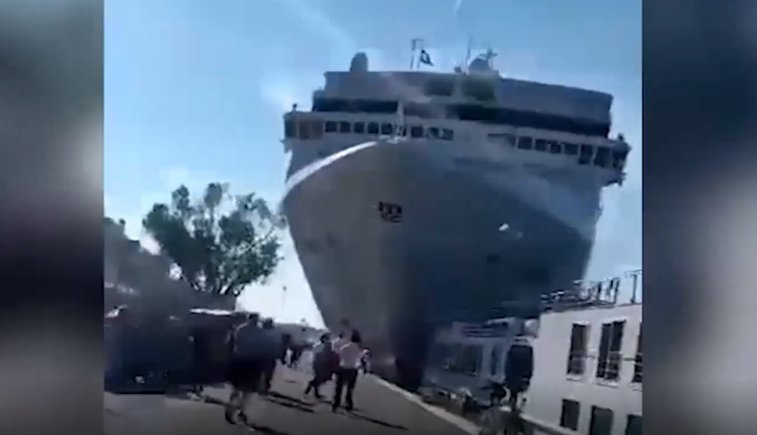 Imaginea articolului IMAGINILE ZILEI: O navă de crozieră loveşte un vapor cu pasageri la bord, acostat în Portul din Veneţia
