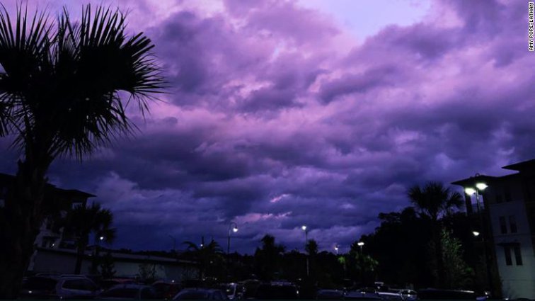 Imaginea articolului Fenomen uimitor în Florida: Cerul s-a transformat într-o "mare violet", la trecerea uraganului Dorian | GALERIE FOTO