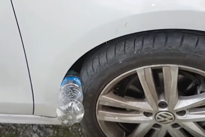 Imaginea articolului Metoda extrem de periculoasă care s-a răspândit în toată lumea: Ce înseamnă dacă găseşti o sticlă de plastic pusă astfel la roata maşinii