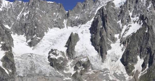 Imaginea articolului O bucată masivă dintr-un gheţar de pe Mont Blanc riscă să se prăbuşească. Drumuri închise şi cabane evacuate/ FOTO
