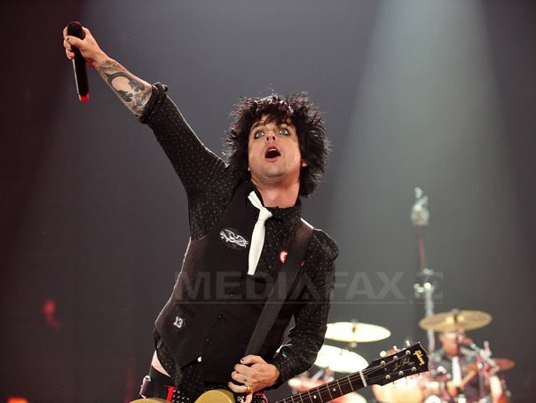 Imaginea articolului ASCULTĂ SMART RADIO | Piesa „Wake Me Up When September Ends" a trupei Green Day a înregistrat un număr record de vizualizări pe YouTube