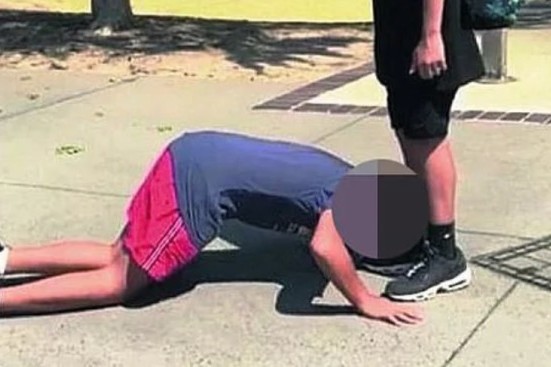 Imaginea articolului Imagine tulburătoare. Un elev evreu este obligat să sărute pantofii unui coleg musulman. Ce spun părinţii victimei