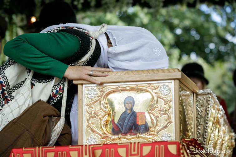 Imaginea articolului Mare sărbătoare ortodoxă: Sfânta Parascheva, ocrotitoarea Moldovei, sărbătorită pe 14 octombrie. Tradiţii şi obiceiuri