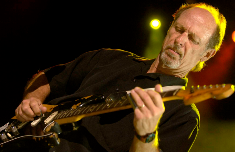 Imaginea articolului Chitaristul Paul Barrere, cunoscut din grupul muzical Little Feat, a murit la vârsta de 71 de ani