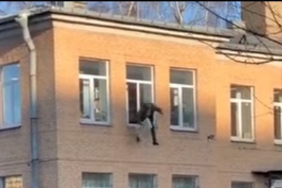 Imaginea articolului VIDEO | Momentul în care un deţinut evadează pe geam, cu tot cu caloriferul de care era legat