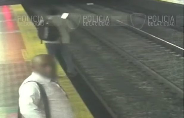 Imaginea articolului VIDEO | Păţania unui bărbat la metrou. Ce se poate întâmpla atunci când mergi pe peron cu ochii în telefon
