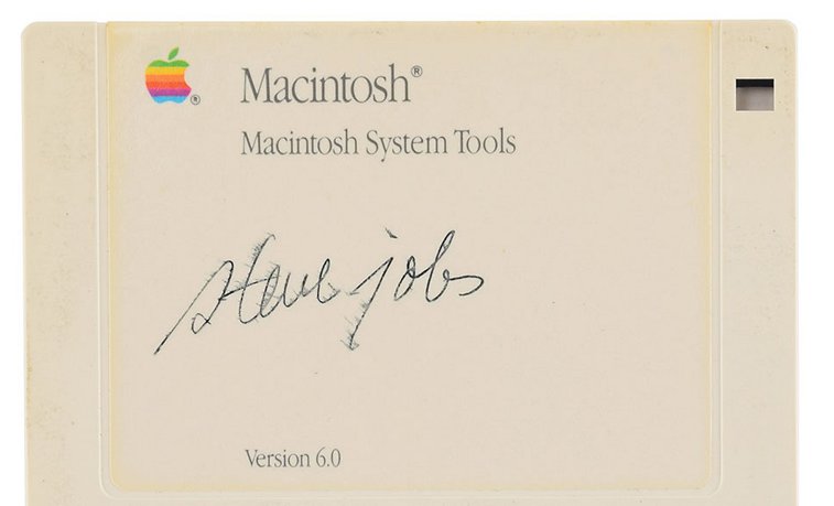 Imaginea articolului Cât valorează autograful lui Steve Jobs. Suma a depăşit cu mult estimările 