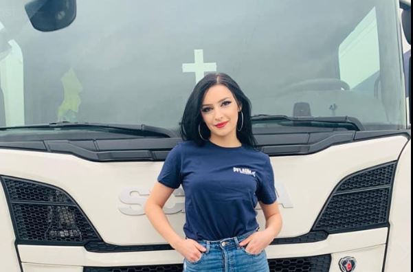 Imaginea articolului Cine a fost aleasă „Cea mai frumoasă şoferiţă de camion din România”