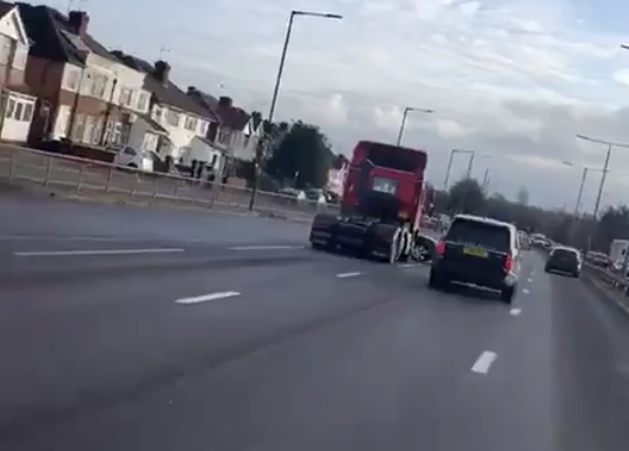 Imaginea articolului VIDEO | Cum a reuşit cântăreaţa Ellie Goulding să salveze un şofer a cărui maşină era împinsă de un camion