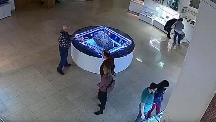 Imaginea articolului Misterul sticlei care a levitat într-un muzeu, în acest weekend. Corpul peste care era aşezată nu e de pe această planetă | VIDEO