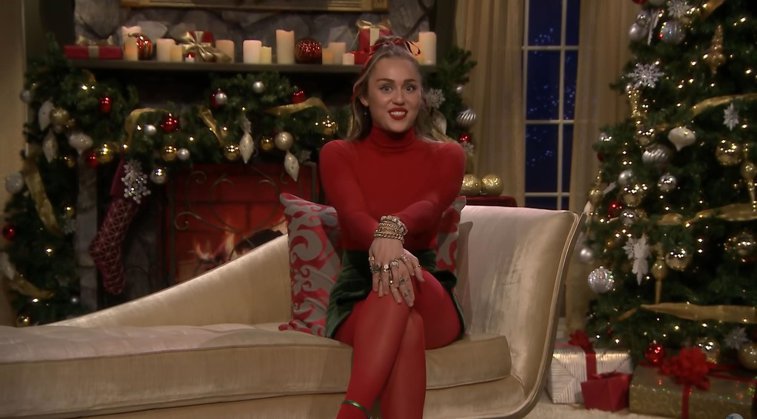 Imaginea articolului Melodia lansată de Miley Cyrus pentru cei care se simt singuri de Crăciun. VIDEO