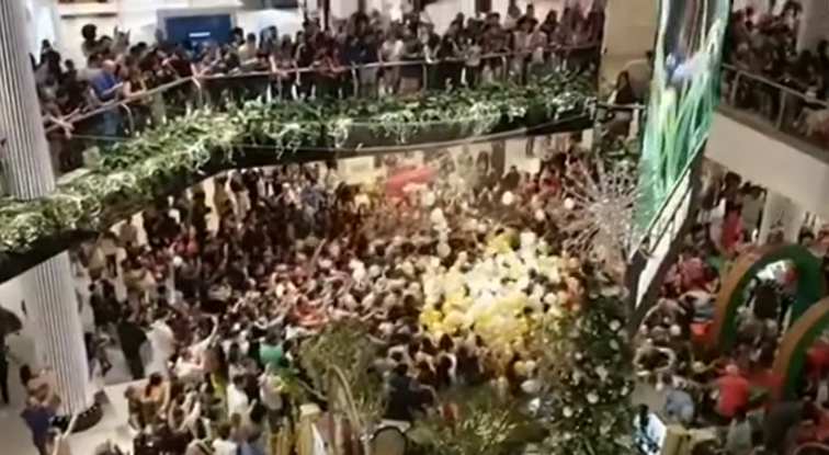 Imaginea articolului VIDEO. Momentul în care peste 100 de oameni sunt zdrobiţi de mulţime în timpul cumpărăturilor de Crăciun