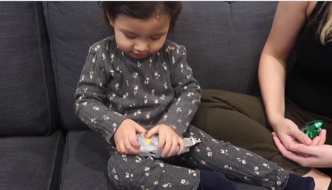 Imaginea articolului VIDEO. Cum a reacţionat o fetiţă după ce a primit „cel mai prost cadou de Crăciun” de la tatăl său 