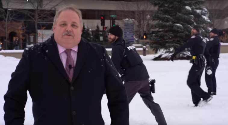 Imaginea articolului VIDEO. Oraşul american în care aruncatul cu bulgări de zăpadă este ilegal. Ce s-a întâmplat după ce Poliţia a încalcat legea