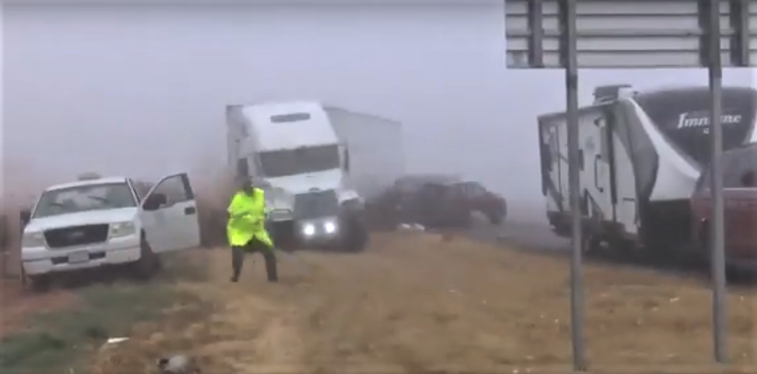 Imaginea articolului Momentul şocant în care un camion iese de pe carosabil şi loveşte două persoane la locul unui alt accident rutier. VIDEO