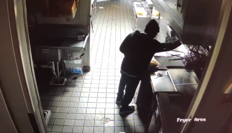 Imaginea articolului VIDEO | Un hoţ dă o spargere într-un fast-food, iar apoi adoarme. Poliţiştii îl caută
