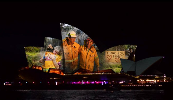 Imaginea articolului Imagini impresionante: Incendiile devastatoare din Australia, proiectate pe zidurile Operei din Sydney - VIDEO